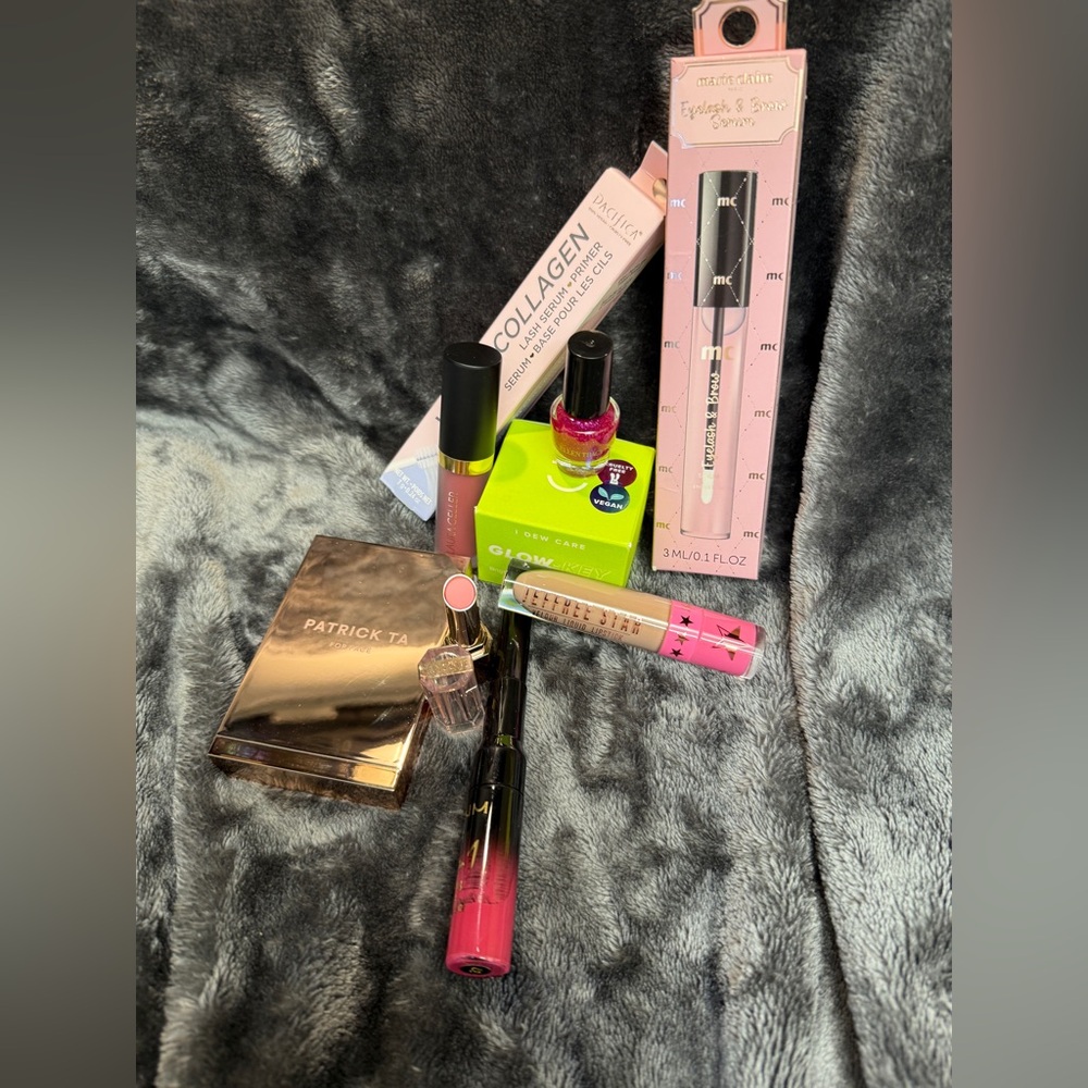 Makeup Bundle - Picture 2 of 2